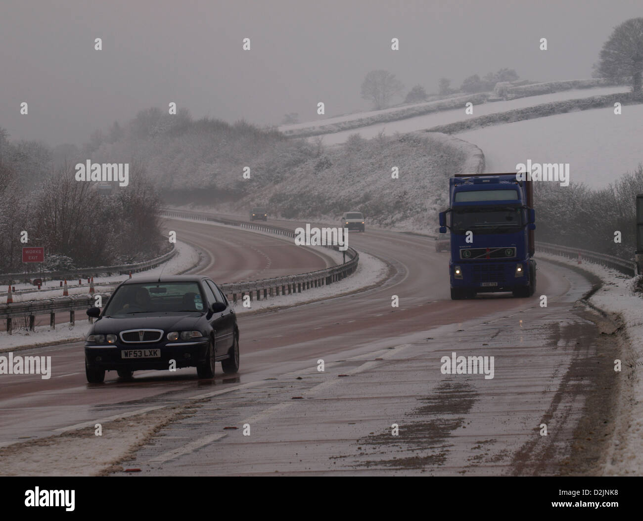 Le trafic sur l'A30 près de Okehampton Devon, dans des conditions météorologiques extrêmes, janvier 2013, UK Banque D'Images