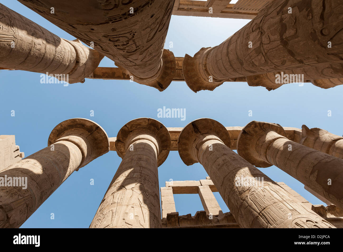 De grandes colonnes en salle hypostyle à l'ancien temple de Karnak Luxor Banque D'Images