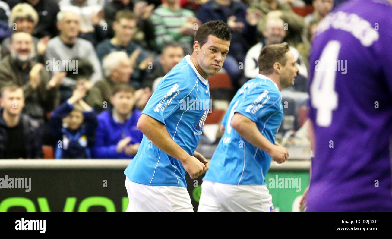 Ancien joueur national Michael Ballack (L) au cours de la piscine des gestes 'tournoi de football Eins-Oldie-Masters à Chemnitz, Allemagne, 26 janvier 2013. Ballack a joué pour Chemnitz de 1994 à 1997. PHOTO : JAN WOITAS Banque D'Images