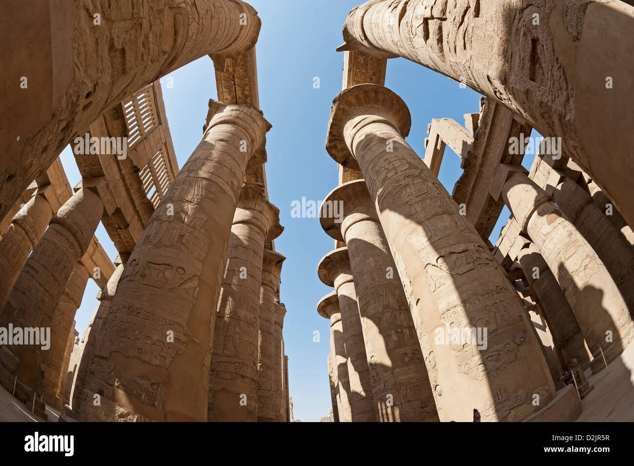 De grandes colonnes en salle hypostyle à l'ancien temple de Karnak Luxor Banque D'Images