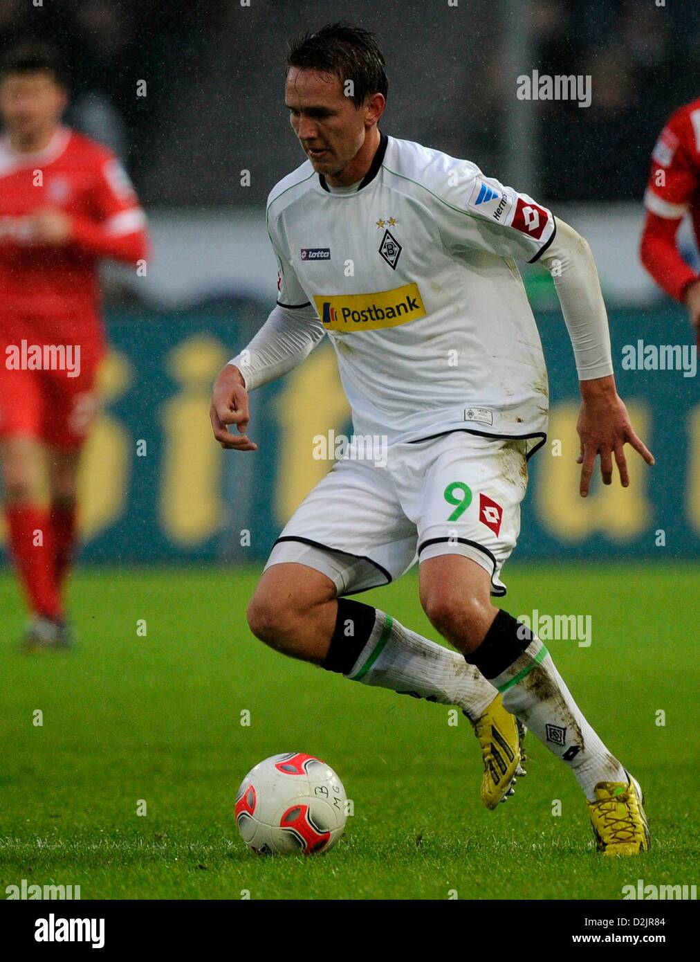 Gladbach's Luuk de Jong passe le ballon au cours de la Bundesliga match de foot entre Borussia Moenchengladbach et Fortuna Düsseldorf au Borussia Moenchengladbach en Parc, Allemagne, 26 janvier 2013. Photo : MARIUS BECKER (ATTENTION : EMBARGO SUR LES CONDITIONS ! Le LDF permet la poursuite de l'utilisation de jusqu'à 15 photos uniquement (pas de photos ou vidéo-sequntial série similaire d'images admis) via internet et les médias en ligne pendant le match (y compris la mi-temps), prises à partir de l'intérieur du stade et/ou avant le début du match. Le LDF permet la libre transmission des enregistrements numérisés durant Banque D'Images