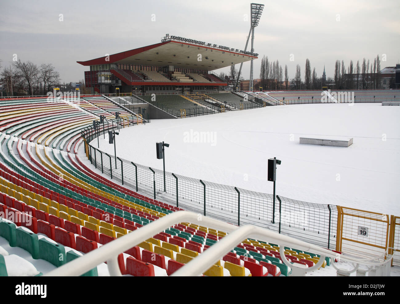 Berlin, Allemagne, le stade Friedrich-Ludwig Jahn dans le parc sportif de Jahn en hiver Banque D'Images