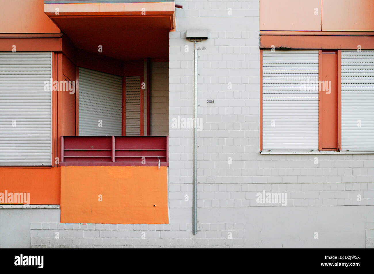 Berlin, Allemagne, façade détail avec garniture orange Banque D'Images