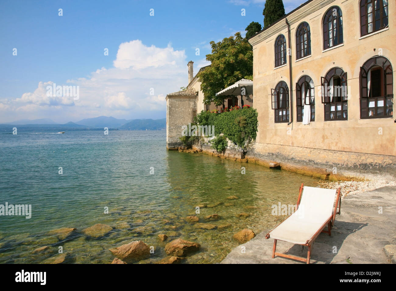 Chaise de plage avec l'hôtel italien Banque D'Images