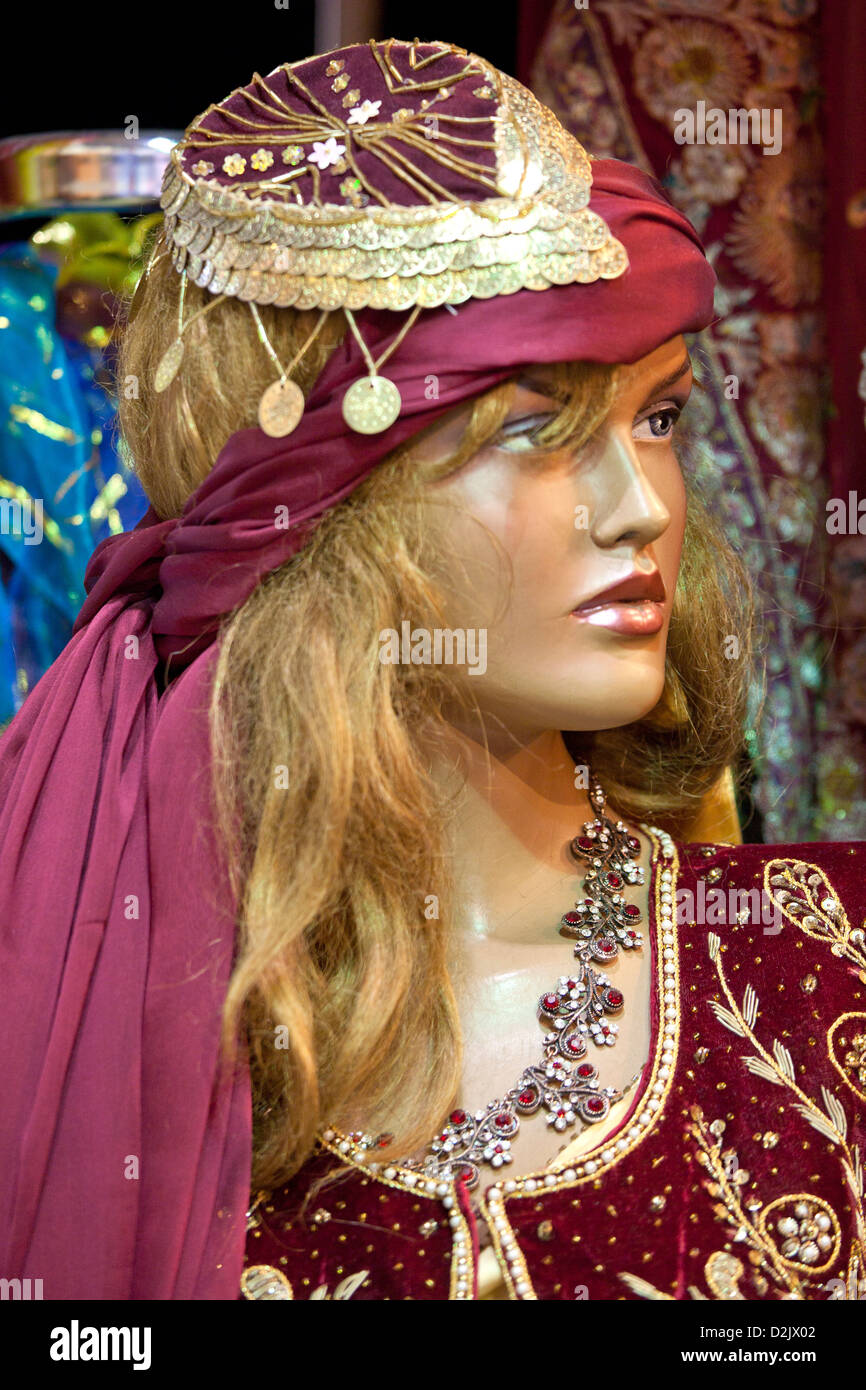 ISTANBUL Turquie - mannequin en costume de danse du ventre traditionnel turc dans le Grand Bazar Kapalicarsi Kapali Carsi ( Marché Couvert ) Banque D'Images