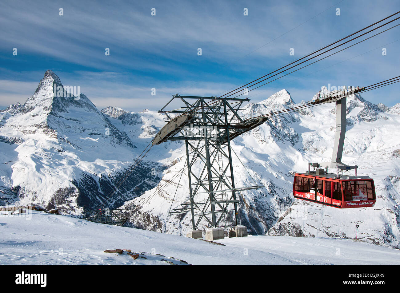 Cable car dans les Alpes suisses avec Cervin en arrière-plan Banque D'Images