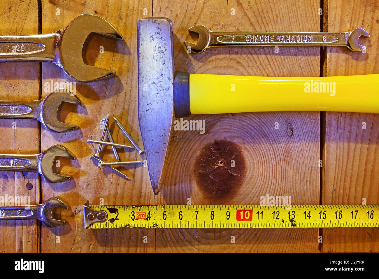 Divers outils en bois sur fond vintage. Banque D'Images
