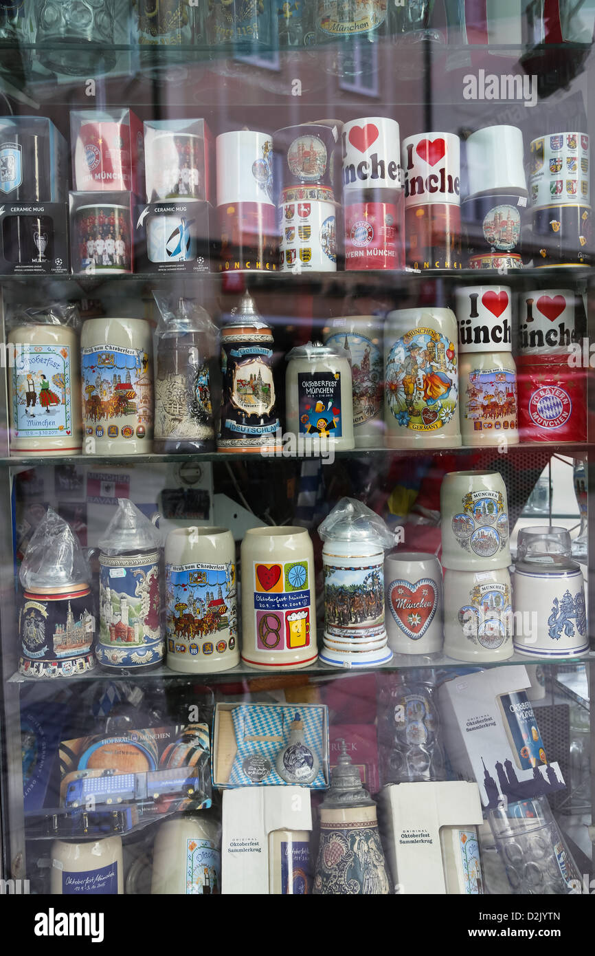 Steins souvenirs et mug, Munich, Bavaria, Germany, Europe Banque D'Images