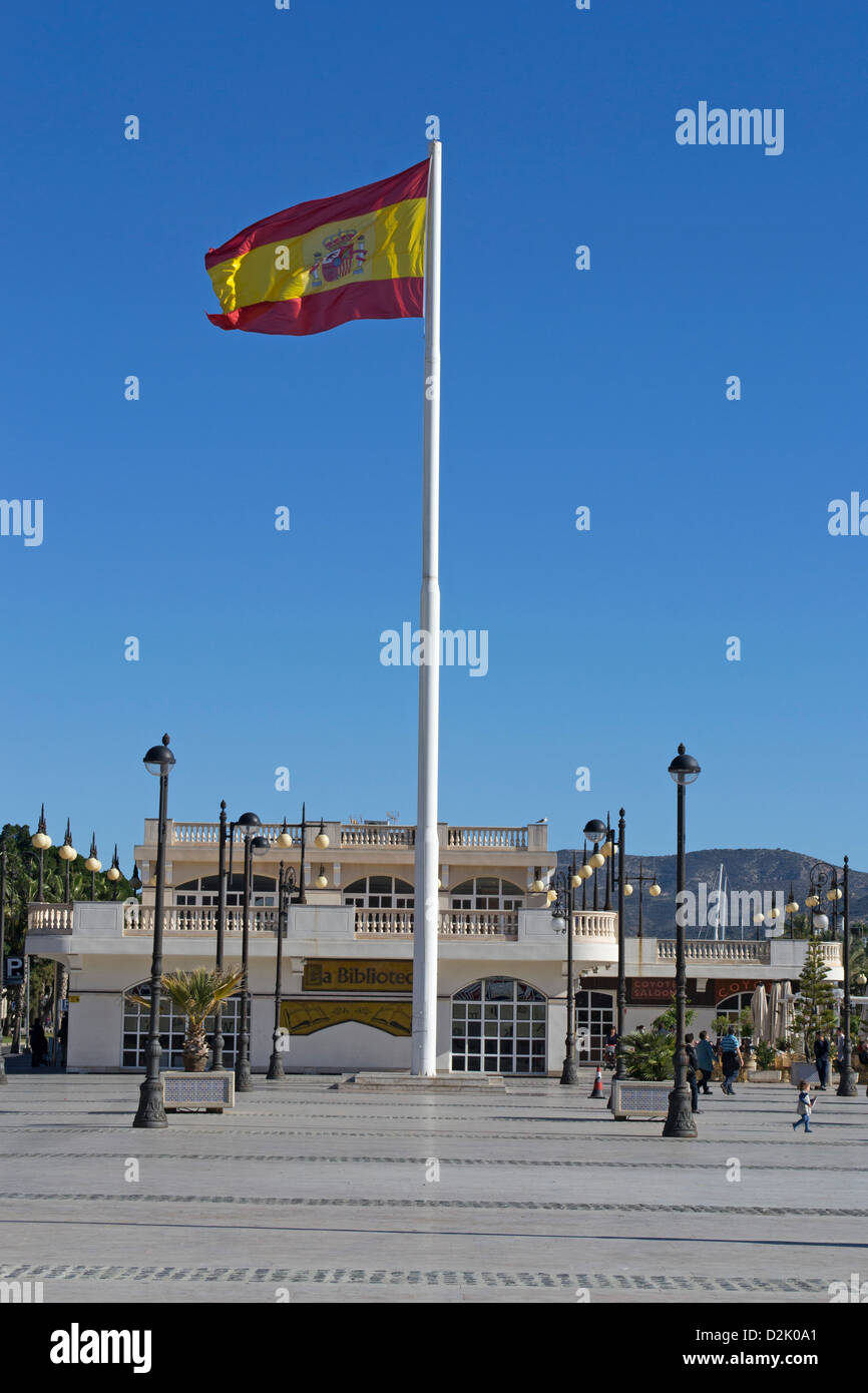 Le drapeau espagnol dans le port de Carthagène, Région de Murcie, Espagne, Europe Banque D'Images