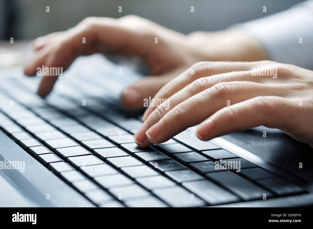 Close-up of female hands typing sur clavier Banque D'Images