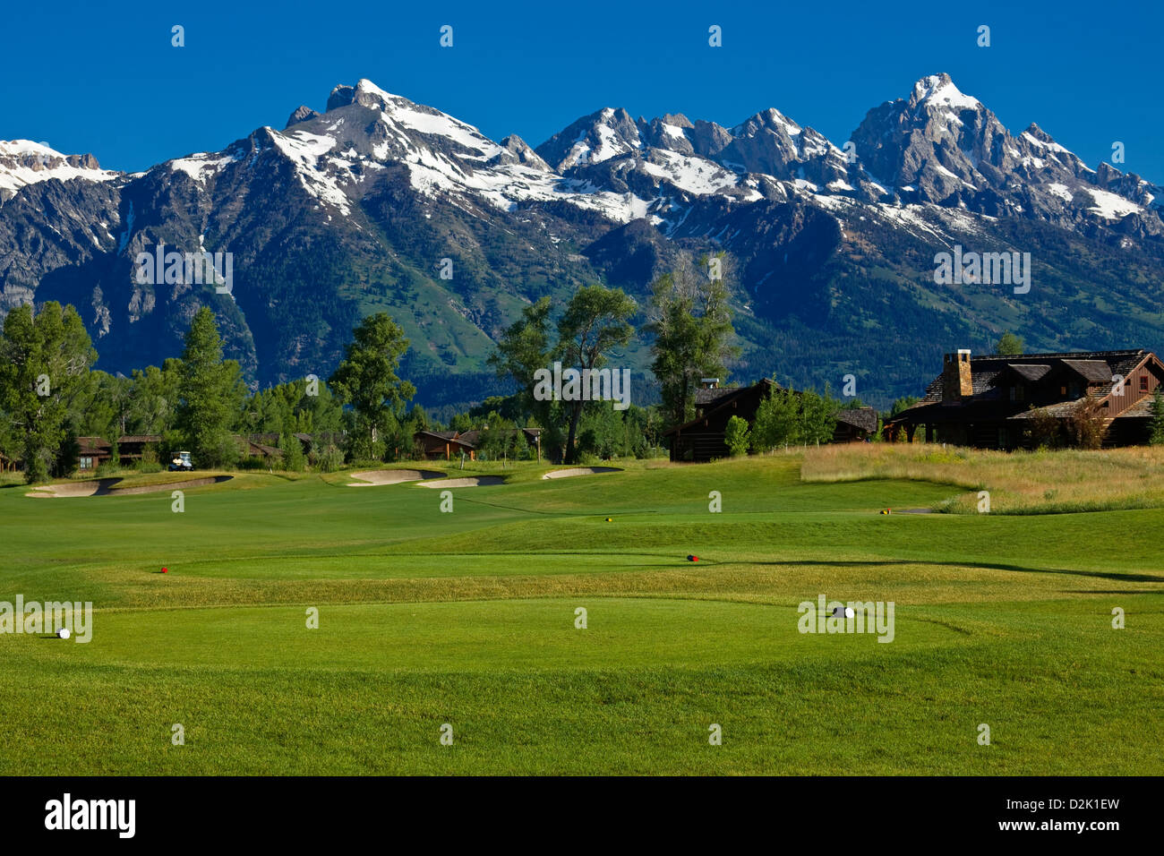 WY00226-00...WYOMING - Le Teton Mountain Range à l'arrière-plan de la Jackson Hole Golf et Club de Tennis. Banque D'Images