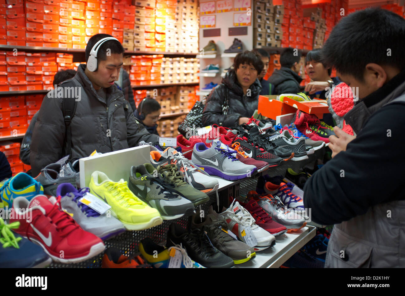 Les clients chinois dans une boutique Nike à Beijing, Chine. 26-Jan-2013  Photo Stock - Alamy