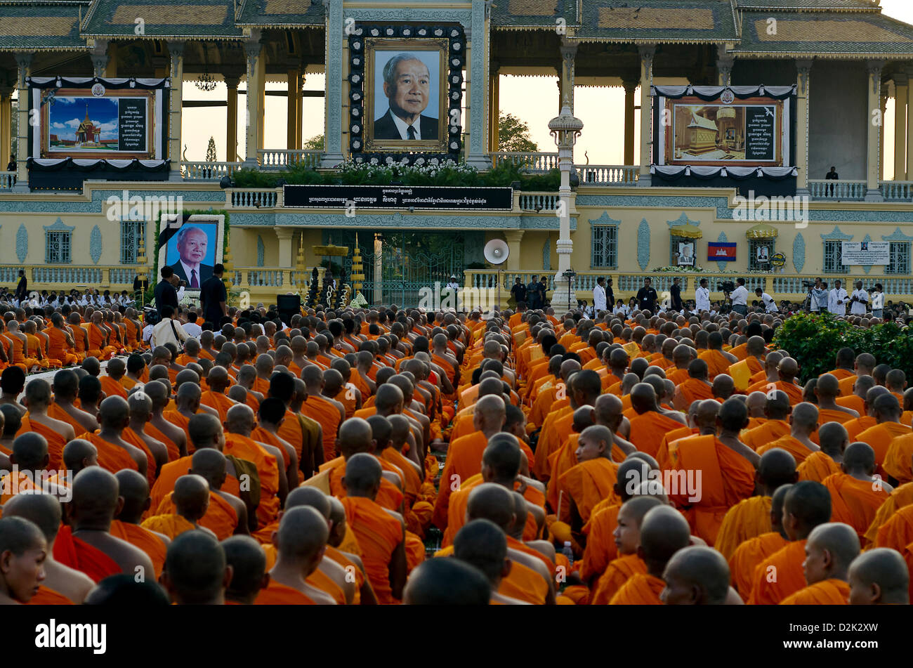 Phnom Penh, Cambodge. 26 janvier, 2013. Les moines bouddhistes se rassembler devant le Palais Royal de Phnom Penh pour chanter et prier pour l'âme de feu le Roi Père Norodom Sihanouk, le 16, octobre. Banque D'Images