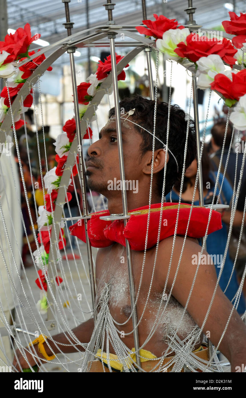 Festival hindou Thaipusam : percé dévot à Singapour pour la préparation de la procession à Sri Srinivasa Perumal Temple, Serangoon Banque D'Images