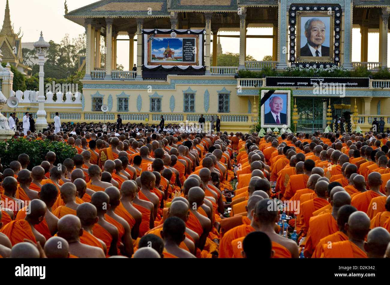 Phnom Penh, Cambodge. 26 janvier, 2013. Les moines bouddhistes se rassembler devant le Palais Royal de Phnom Penh pour chanter et prier pour l'âme de feu le Roi Père Norodom Sihanouk, le 16, octobre. Banque D'Images