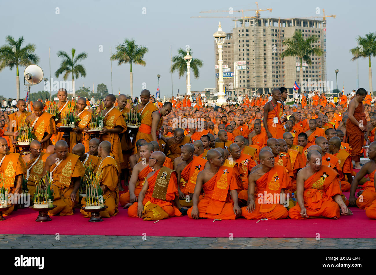 Phnom Penh, Cambodge. 26 janvier, 2013. Les moines bouddhistes se rassembler devant le Palais Royal de Phnom Penh pour chanter et prier pour l'âme de feu le Roi Père Norodom Sihanouk, le 16, octobre. Banque D'Images