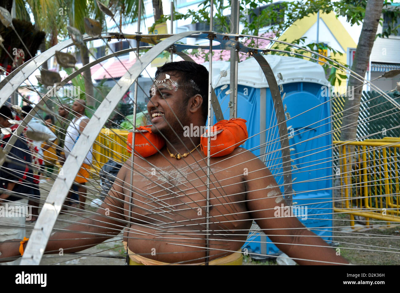 Festival hindou Thaipusam : percé dévot à Singapour pour la préparation de la procession à Sri Srinivasa Perumal Temple, Serangoon Banque D'Images