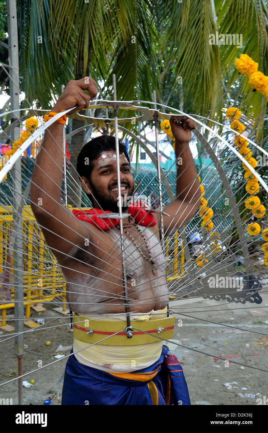 Festival hindou Thaipusam : percé dévot à Singapour pour la préparation de la procession à Sri Srinivasa Perumal Temple, Serangoon Banque D'Images