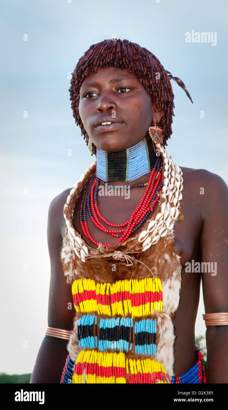 Portrait de femme avec bijoux ornementaux Hamar Banque D'Images