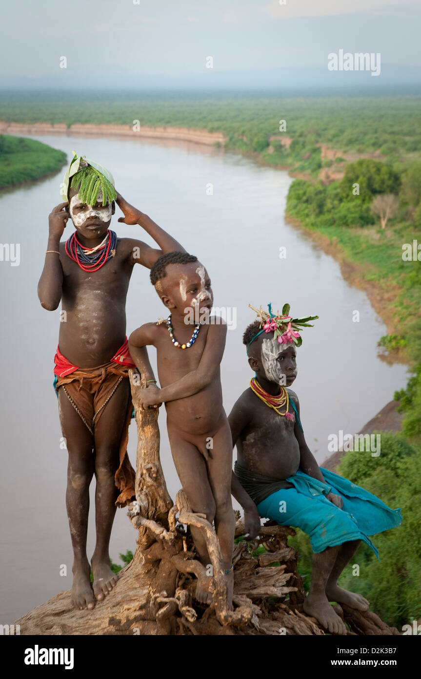 Scenic de Kara décorées avec des enfants au-dessous de la rivière Omo Banque D'Images
