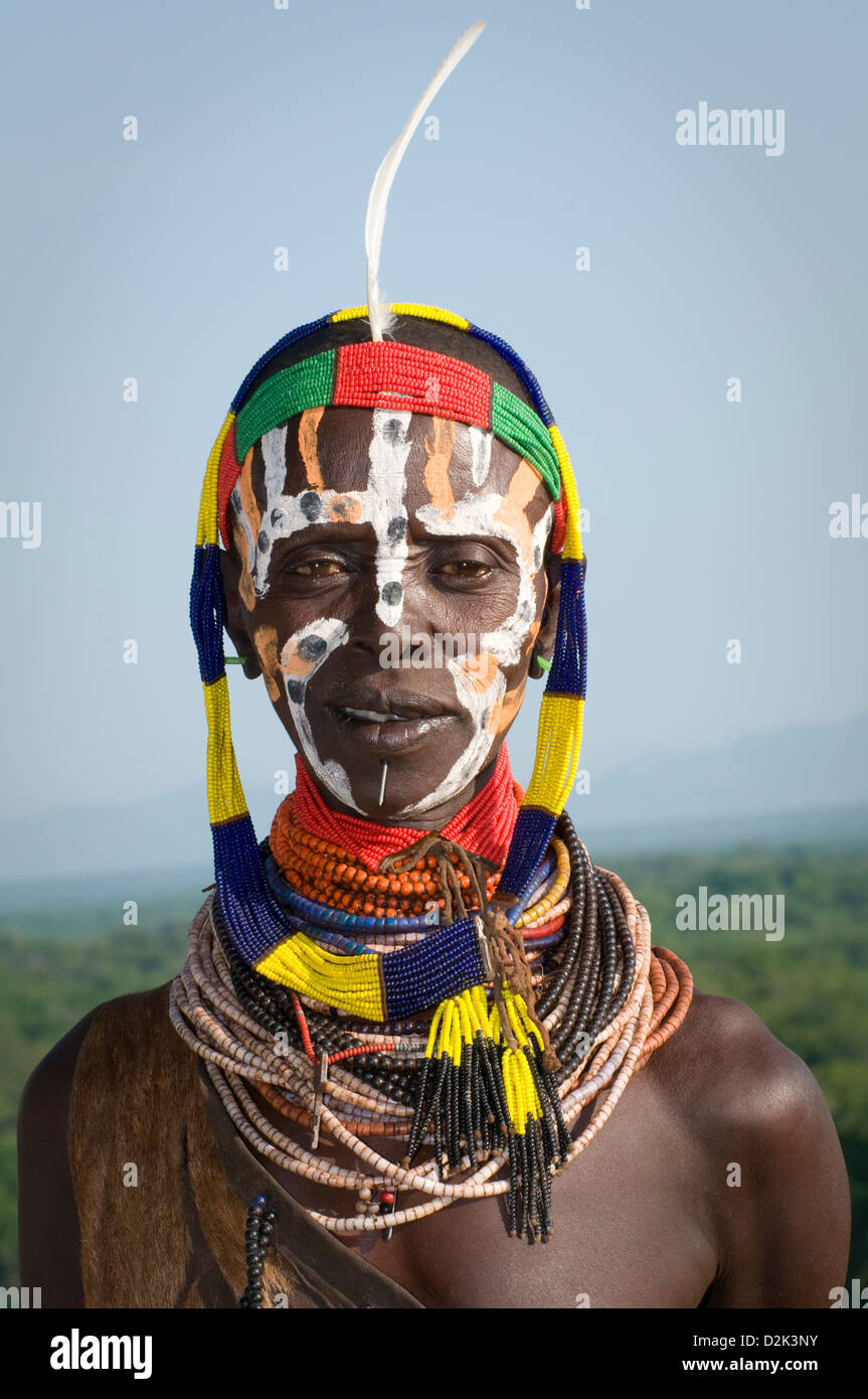 Head shot of belle femme âgée avec des bijoux et peinture du visage Banque D'Images