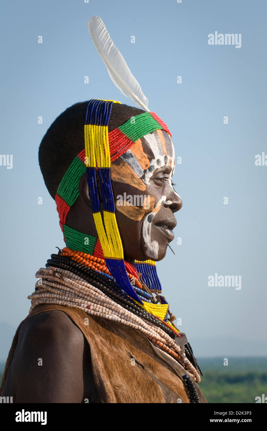 Head shot of belle femme âgée avec des bijoux et peinture sur visage-Profil et close up Banque D'Images
