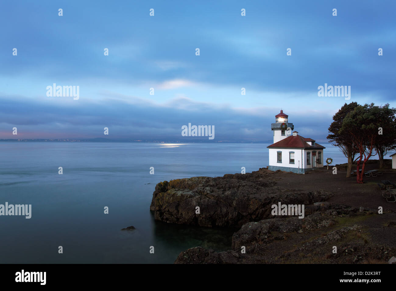 Four à chaux se dresse le phare veille sur Détroit de Haro à l'aube, Washington Banque D'Images