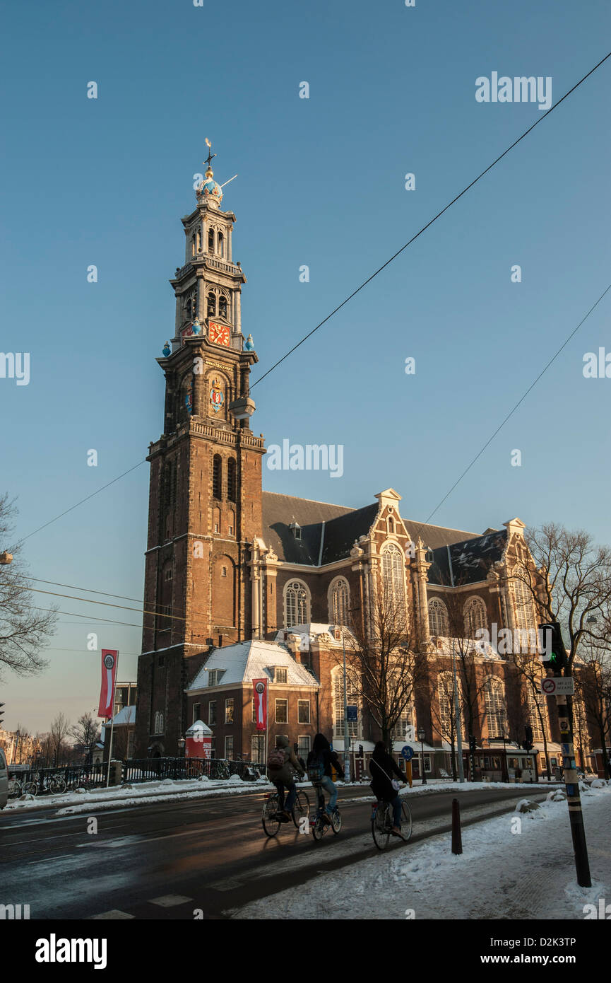 Pays-bas, Amsterdam, de Jordaan le majestueux Westertoren contre un hiver bleu ciel. Kees Metselaar Photo Banque D'Images Pays-bas, Amsterdam, de Jordaan le majestueux Westertoren contre un hiver bleu ciel. Kees Metselaar Photo Banque D'Images