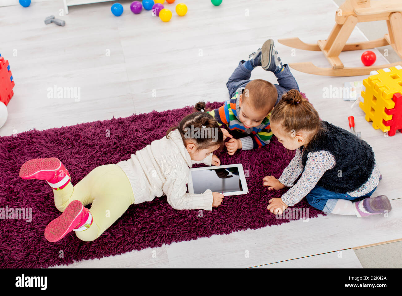 Cute kids avec comprimé le prix Banque D'Images