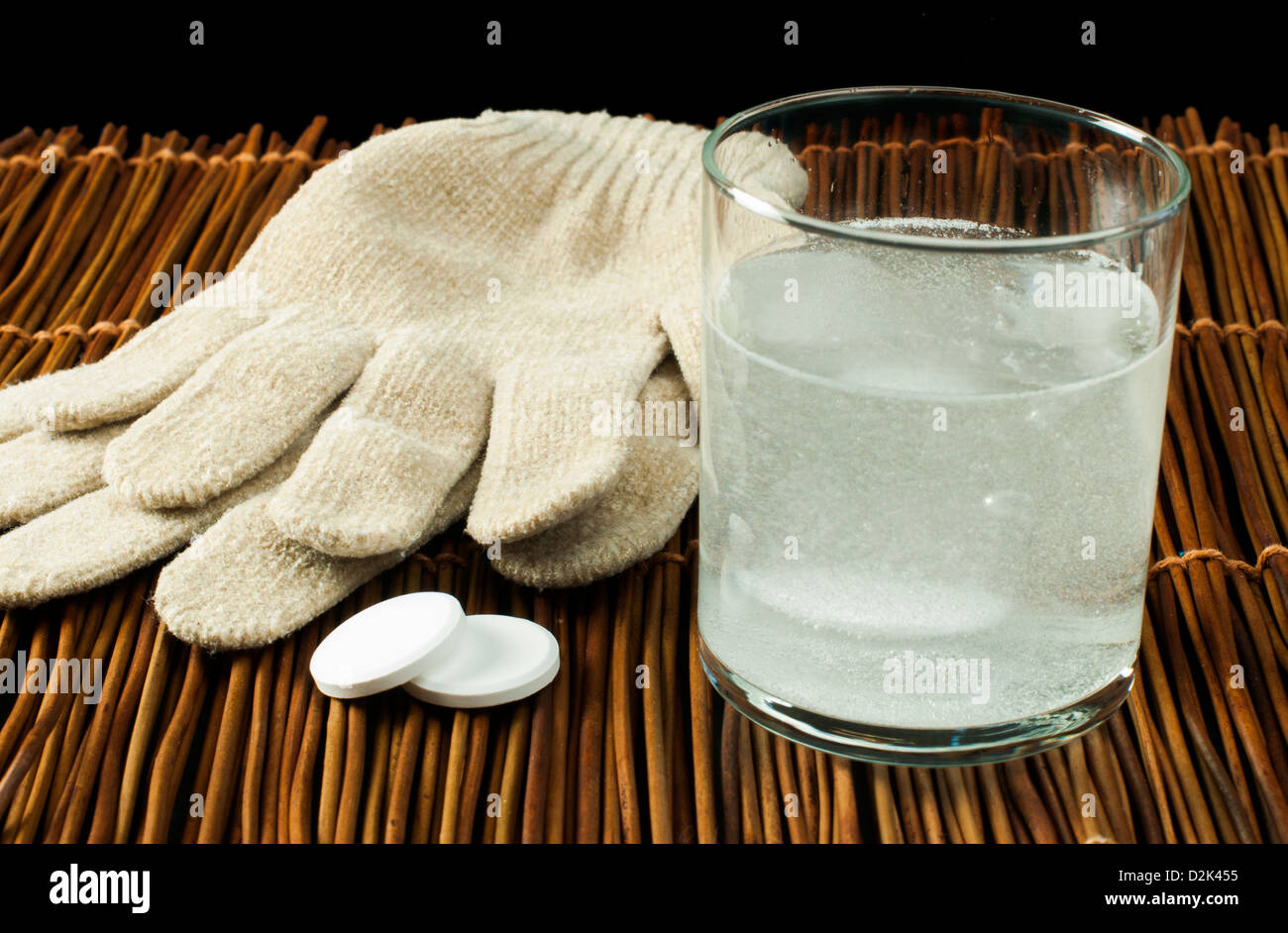 L'aspirine soluble dans l'eau. Verre d'eau et des pilules. Banque D'Images