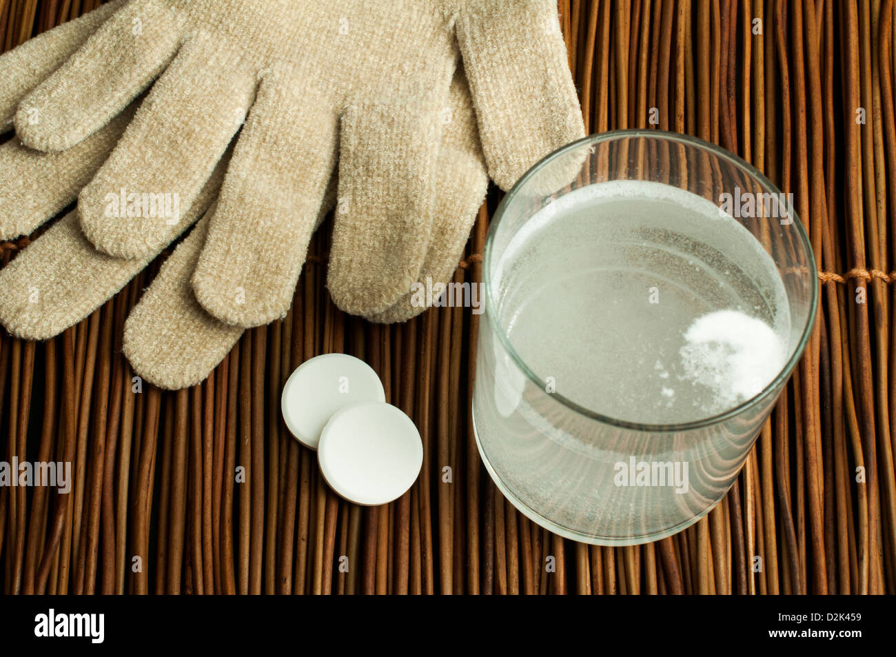 L'aspirine soluble dans l'eau. Verre d'eau et des pilules. Banque D'Images