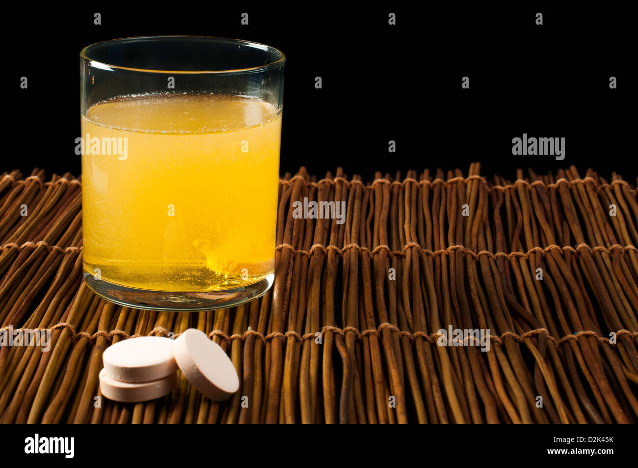 Comprimés de vitamines solubles dans l'eau. Verre d'eau avec des vitamines. Banque D'Images