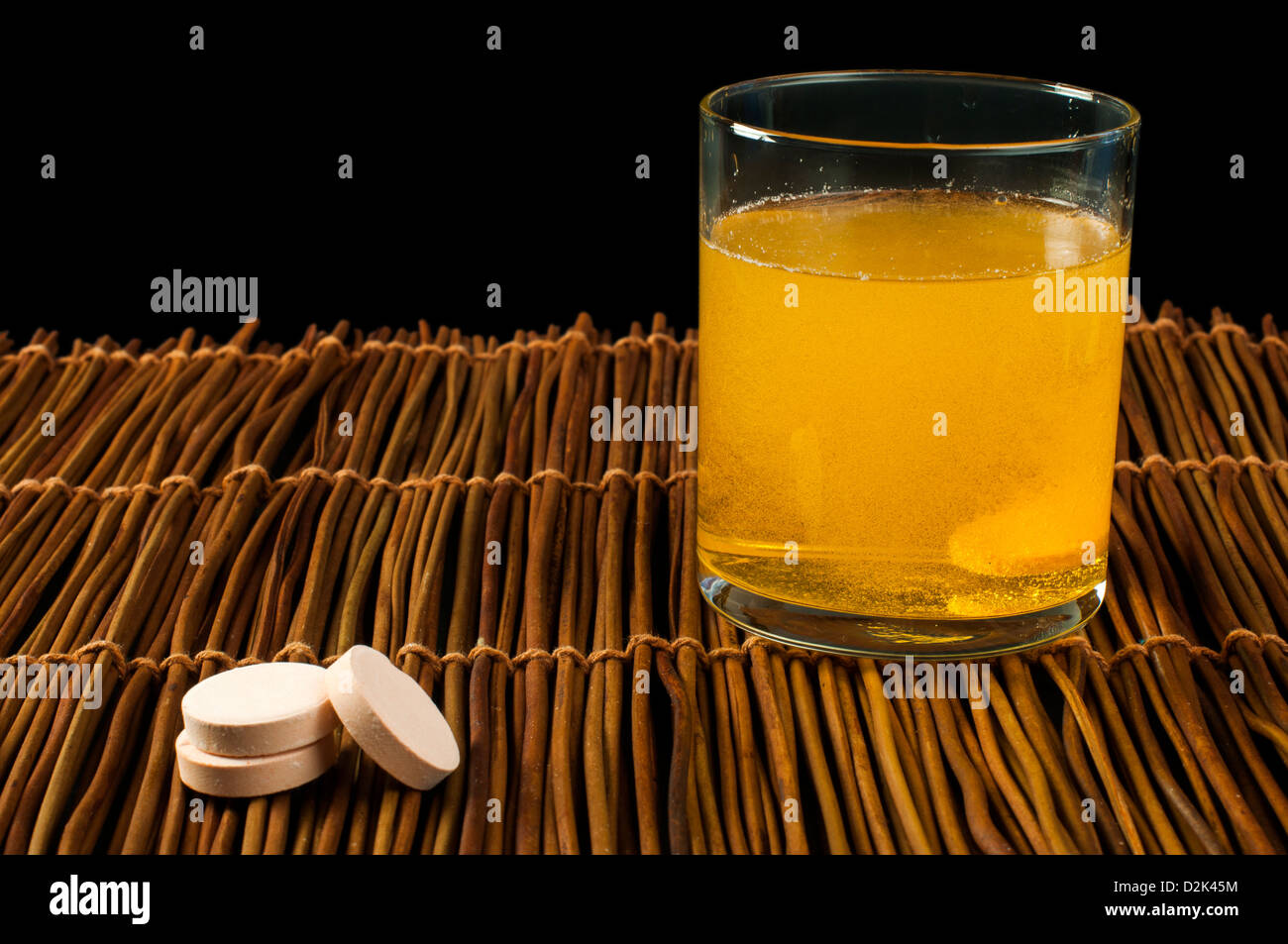 Comprimés de vitamines solubles dans l'eau. Verre d'eau avec des vitamines. Banque D'Images