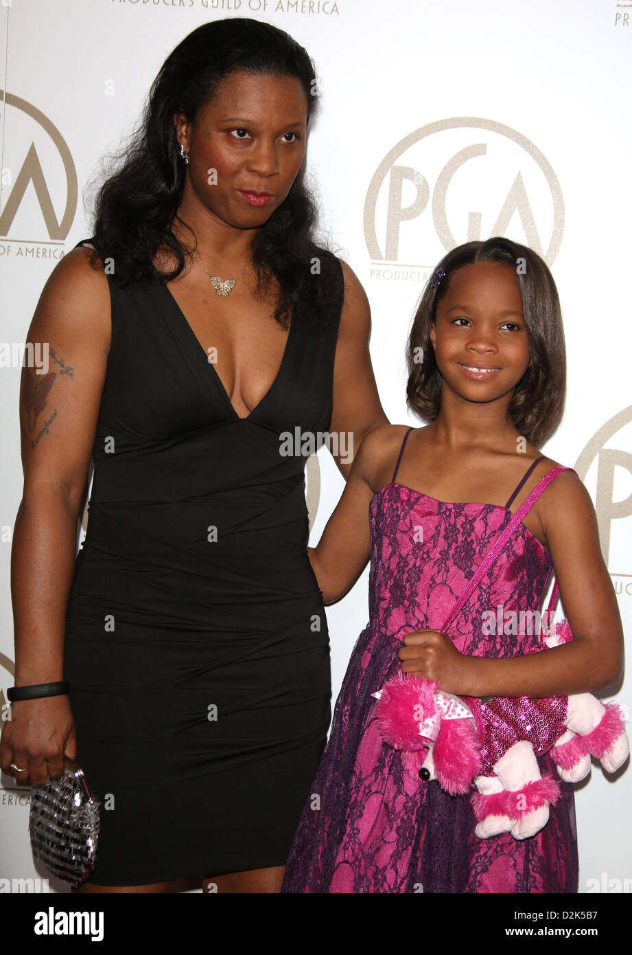 Quvenzhane Wallis actrice US (R) et sa mère Qulyndreia Wallis arrivent à la 24e édition du Prix de la Guilde des producteurs à l'hôtel Beverly Hills à Los Angeles, USA, 26 janvier 2013. Photo : Hubert Boesl/dpa/Alamy Live News Banque D'Images