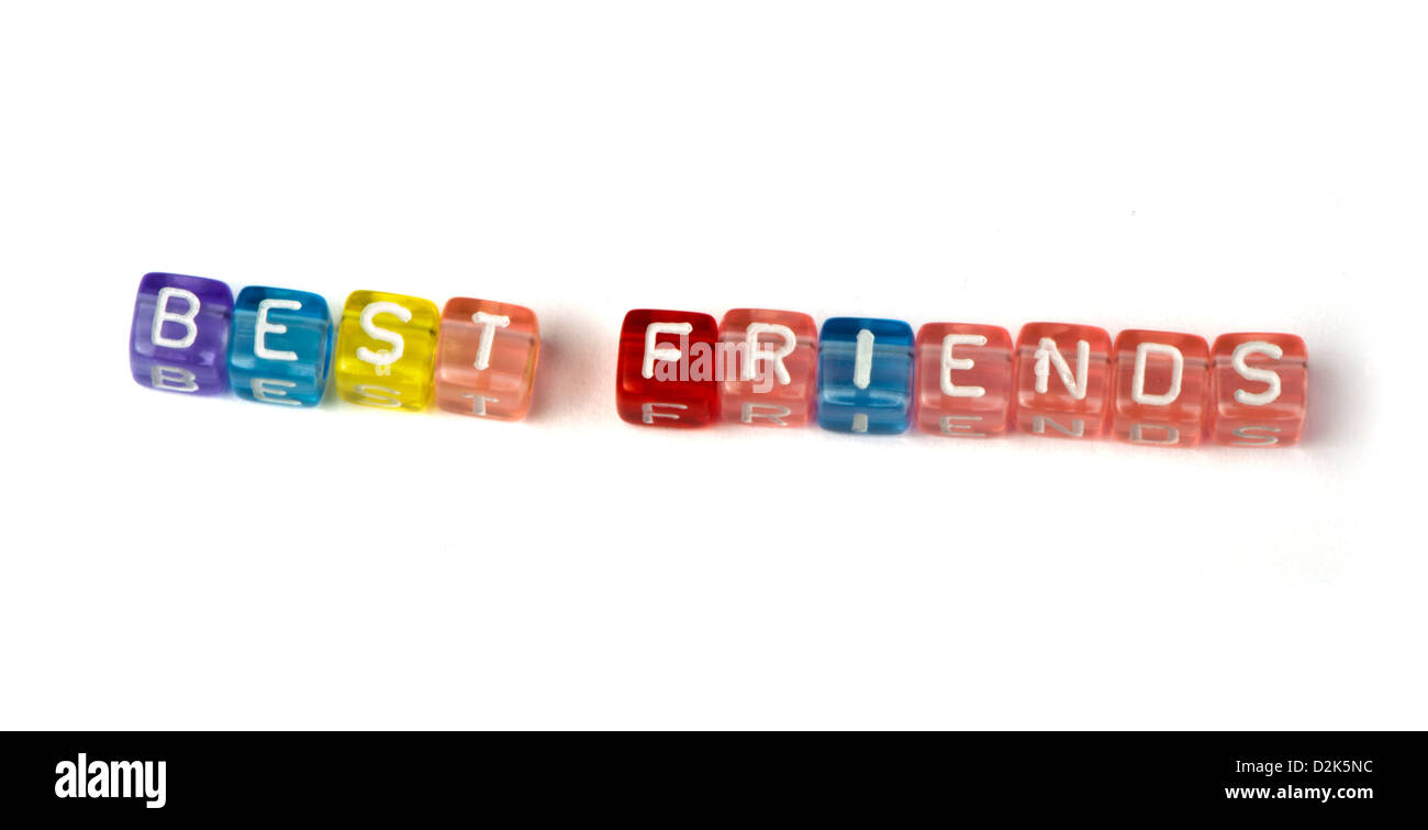 Les meilleurs amis de phrase sur les cubes en bois multicolores isolé blanc Banque D'Images