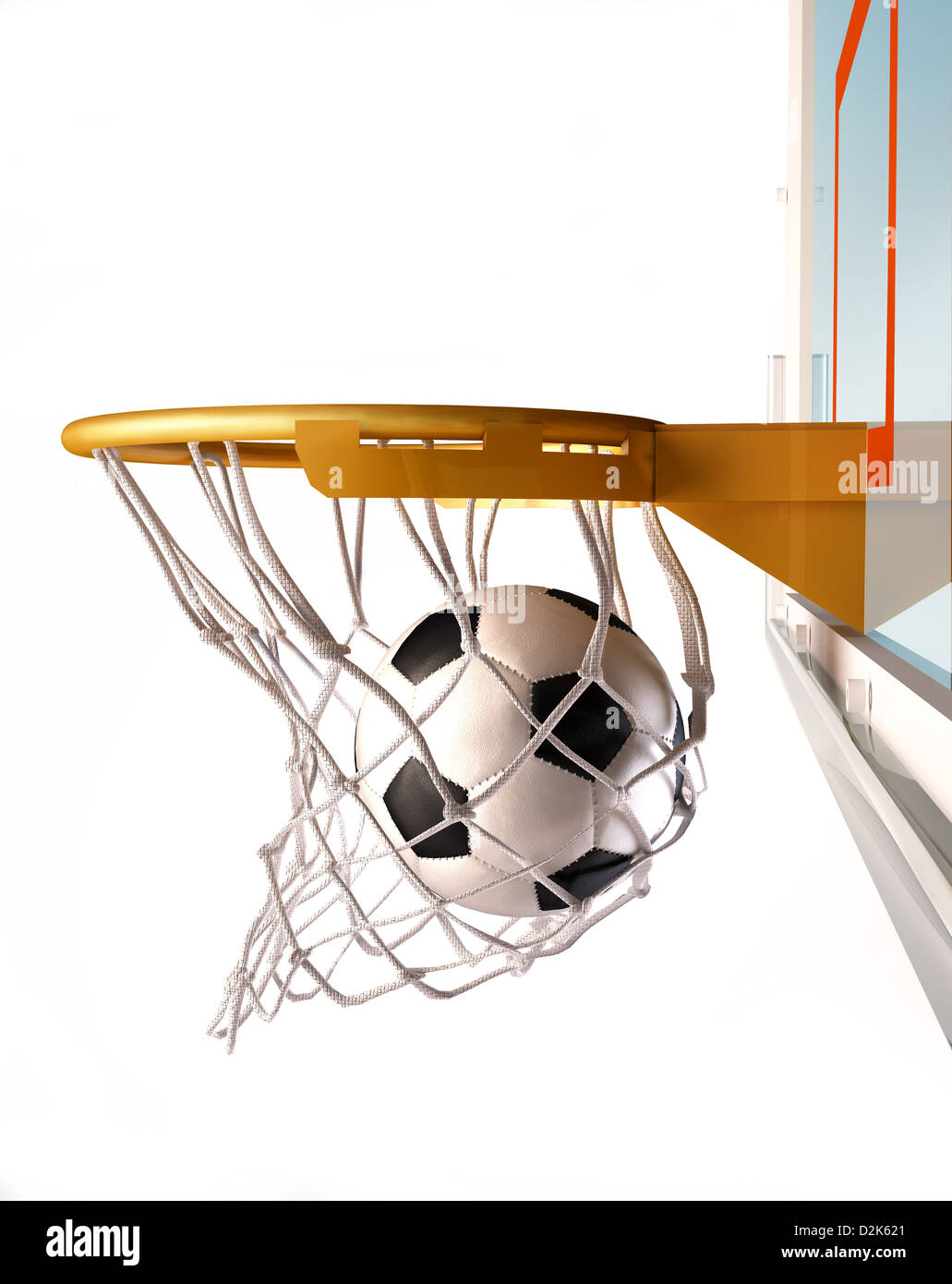 Ballon de soccer en centrant le panier de basket-ball), (avec la balle à l'intérieur du filet, vue rapprochée, sur fond blanc. Banque D'Images