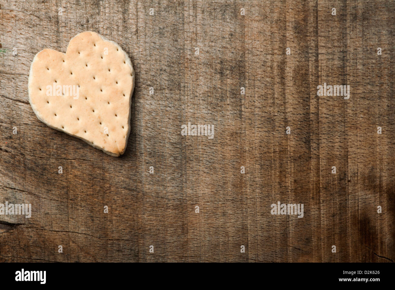 Biscuit en forme de coeur sur fond de bois. Copy space Banque D'Images