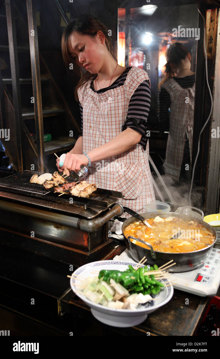 Tokyo, Japon, la femme prépare la viande pour brochettes Banque D'Images