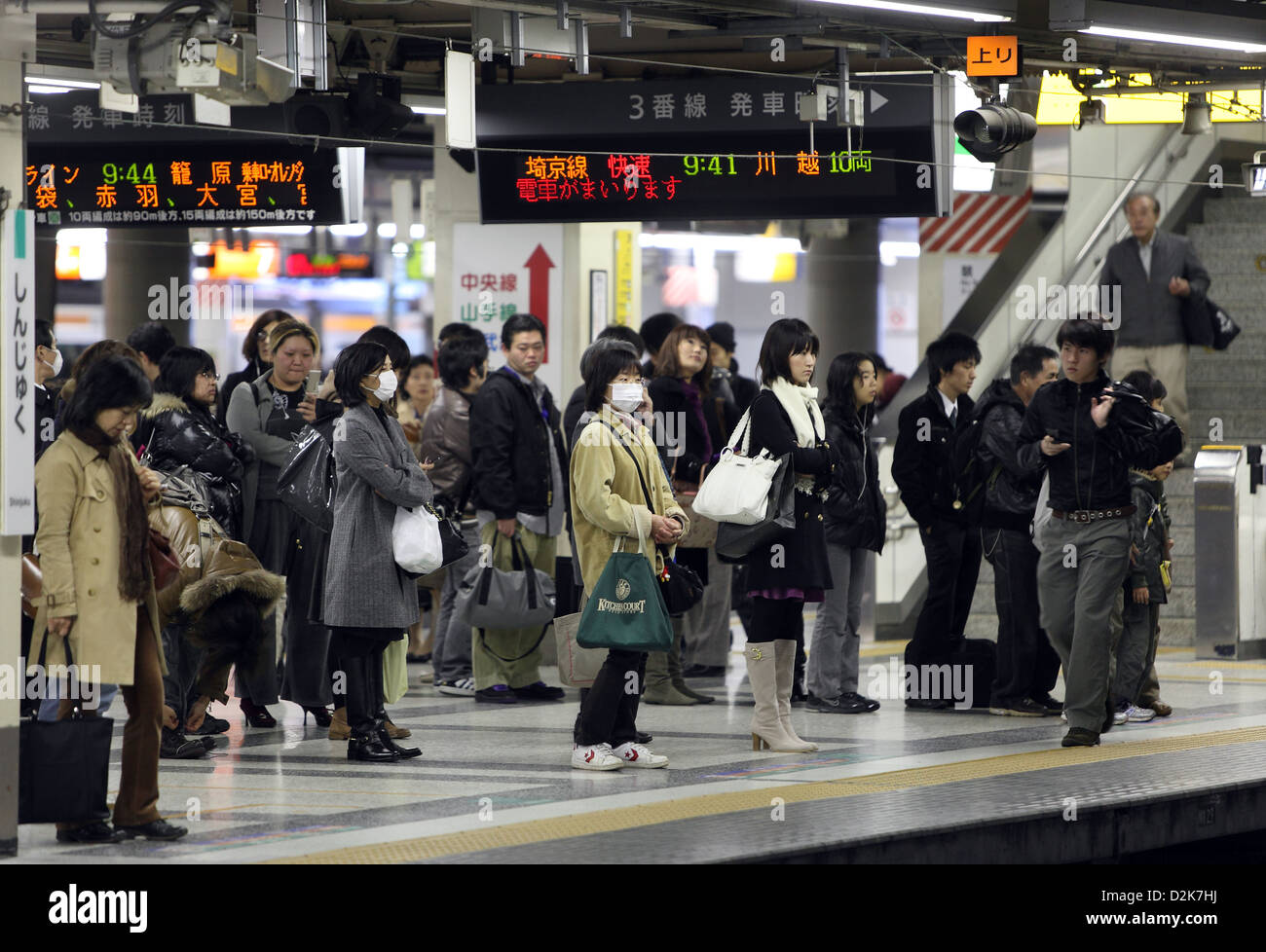 Tokyo, Japon, les gens sont en attente d'un train à la gare de Shinjuku Banque D'Images