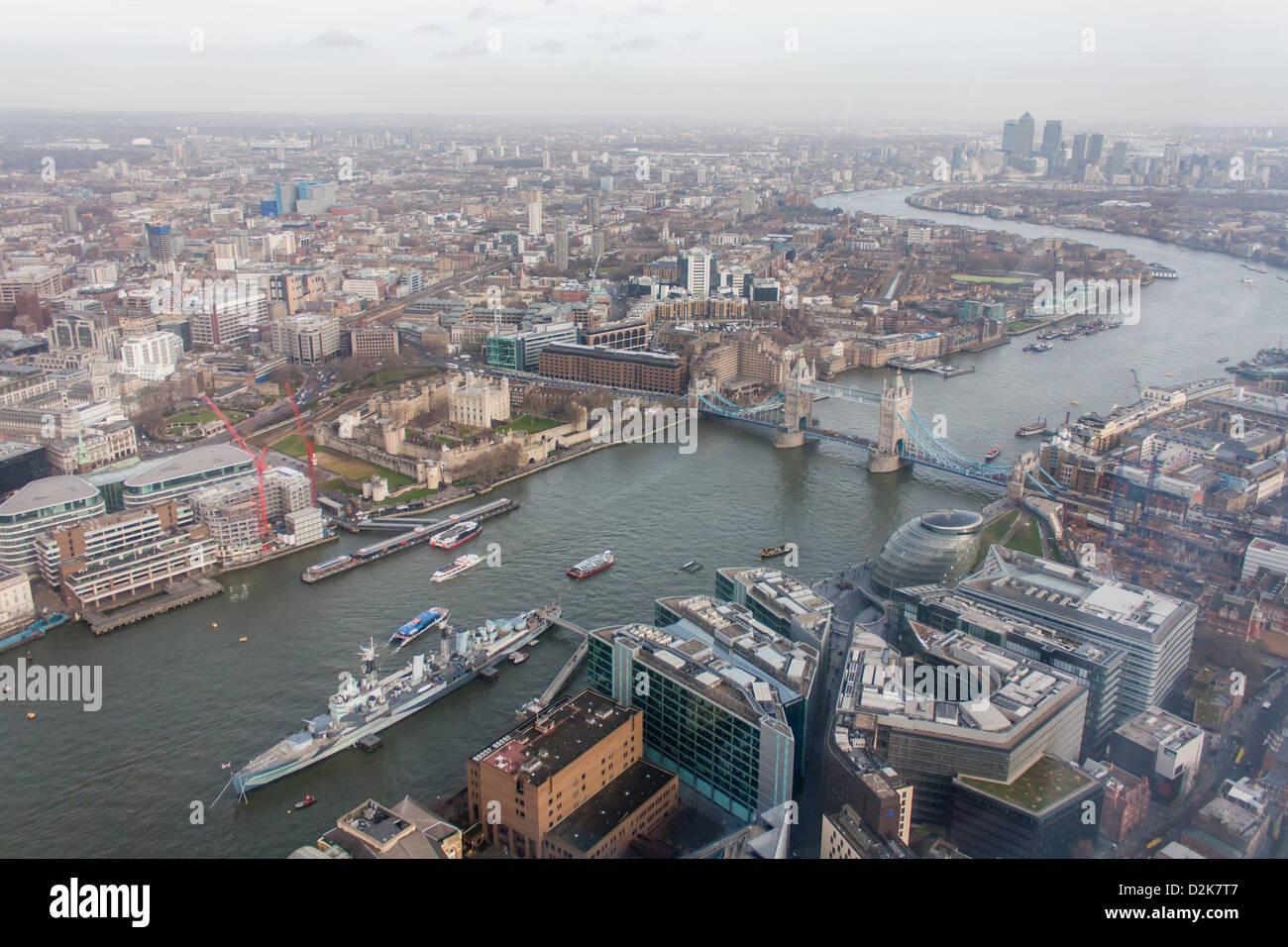 Le HMS Belfast, l'Hôtel de Ville, la Tour de Londres, Tower Bridge, Canary Wharf, la Tamise depuis le tesson Banque D'Images