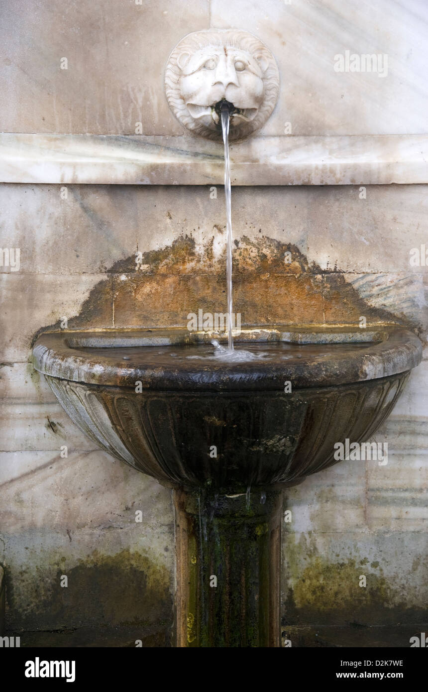 Vieille Fontaine d'eau potable avec tête de lion (Grèce) Banque D'Images