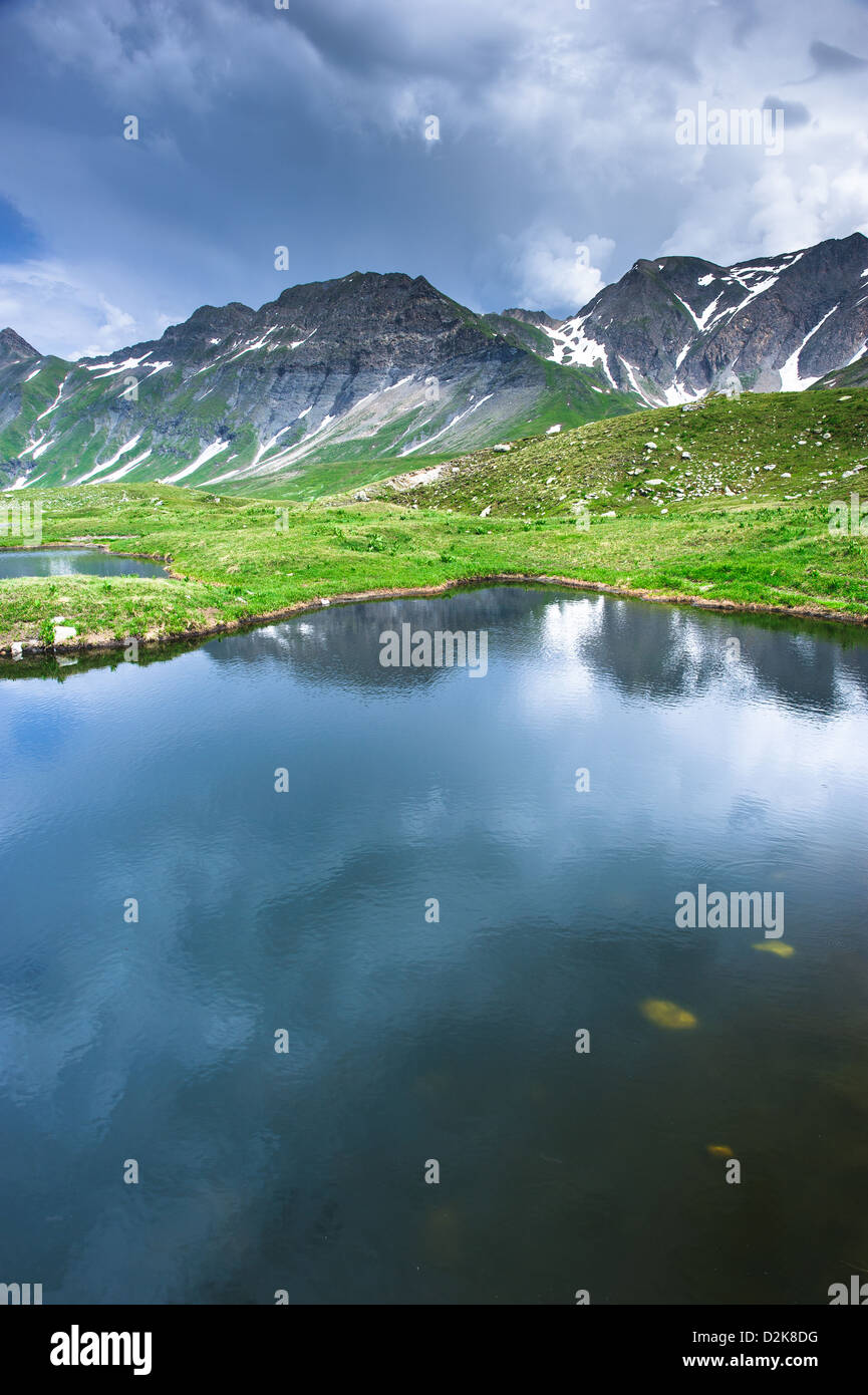 Petit lac de montagne dans la vallée de Nassa, Tessin, Suisse Banque D'Images