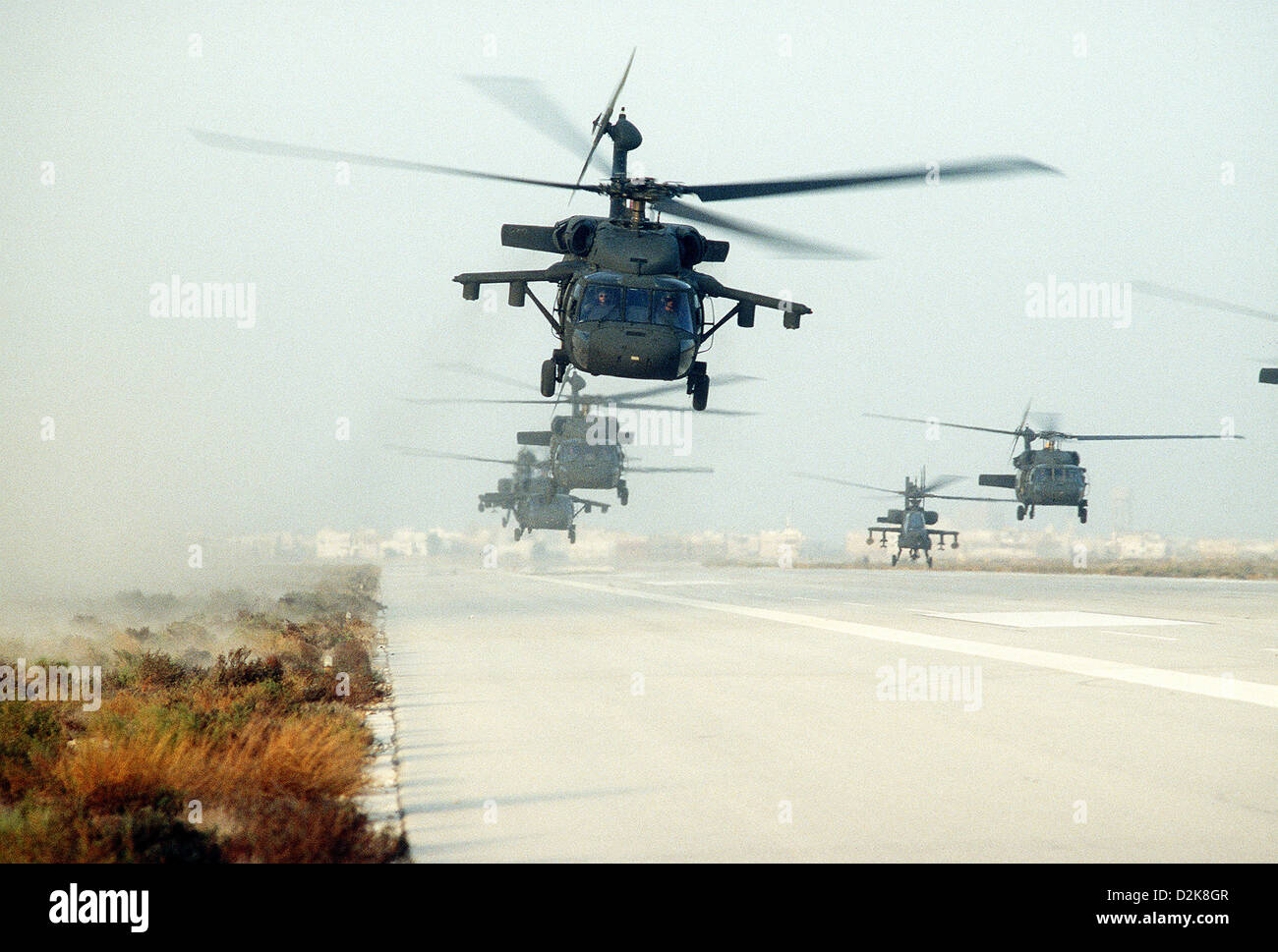 US Army hélicoptères Blackhawk UH-60A et un hélicoptère Apache AH-64A, deuxième à partir de la conduite juste un décollage de masse durant l'opération Tempête du désert 15 août 1990, en Arabie Saoudite. Banque D'Images