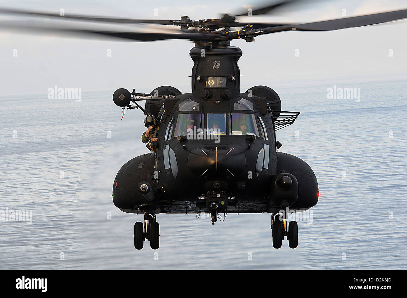 Un Chinook MH-47G hélicoptères d'assaut moyen effectue des qualifications d'appontage sur le poste de pilotage de l'assaut amphibie USS Makin Island le 9 octobre 2012 dans l'océan Pacifique. Banque D'Images