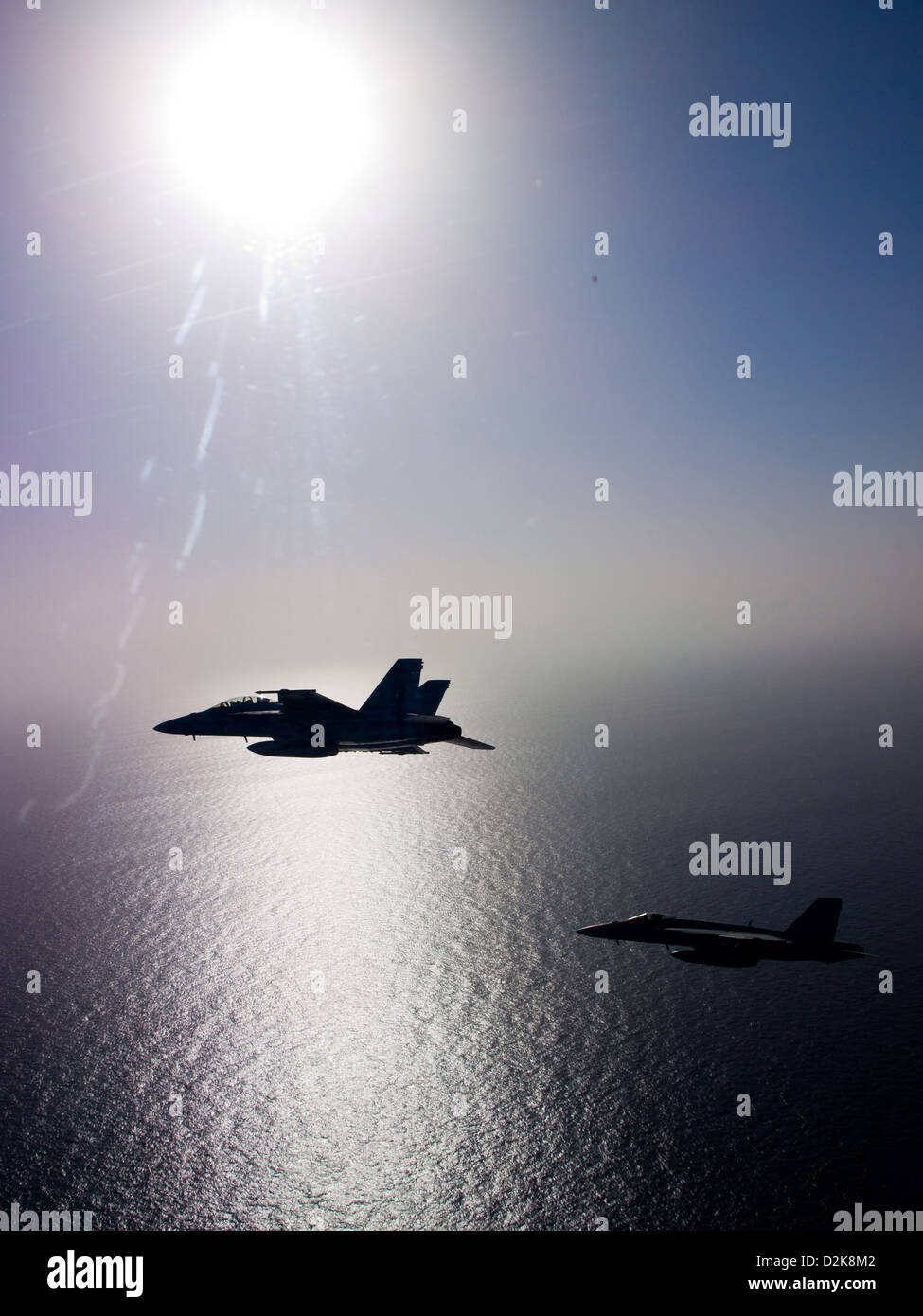 Deux F/A-18 Super Hornet voler en formation le 4 octobre 2012 dans la mer d'Oman. Banque D'Images