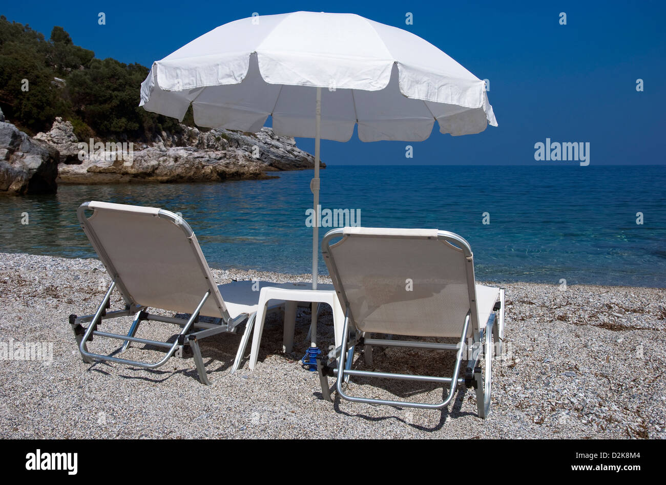 Postes vacants chaises de plage sur la plage grecque Banque D'Images