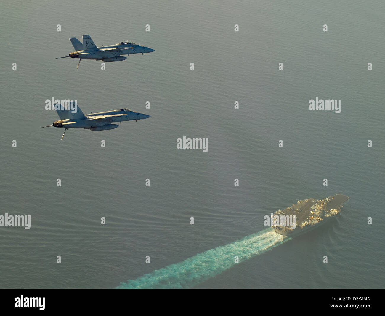Deux F/A-18 Super Hornet voler au-dessus du porte-avions USS Enterprise le 4 octobre 2012 dans la mer d'Oman. Banque D'Images