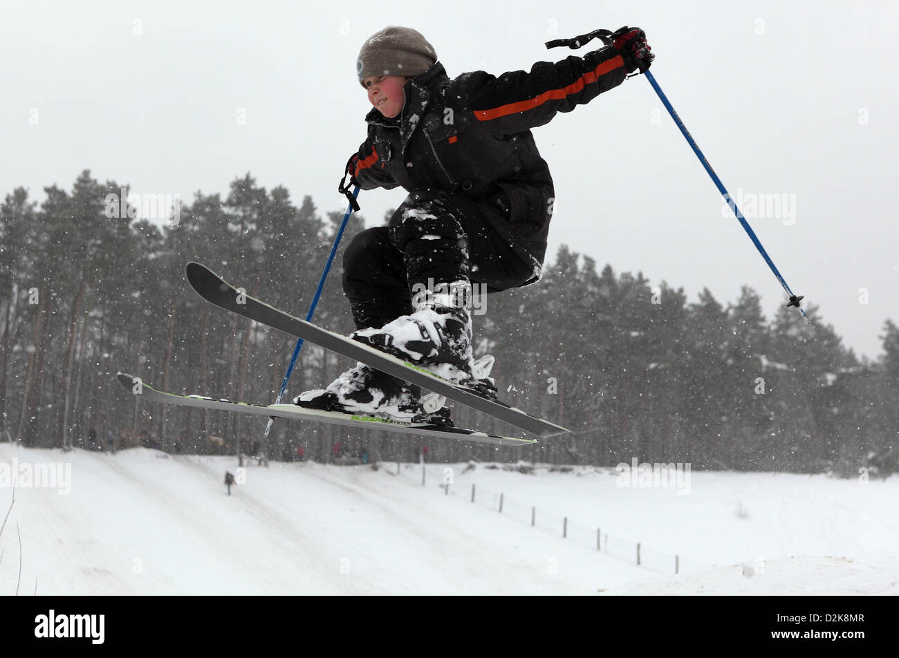 Berlin, Allemagne, garçon va dans la neige ski Grunewald Banque D'Images