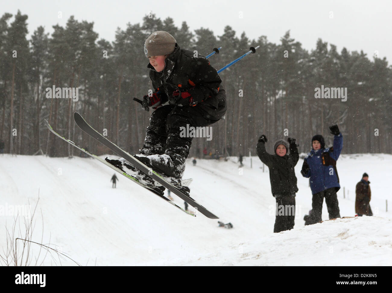 Berlin, Allemagne, garçon va dans la neige ski Grunewald Banque D'Images