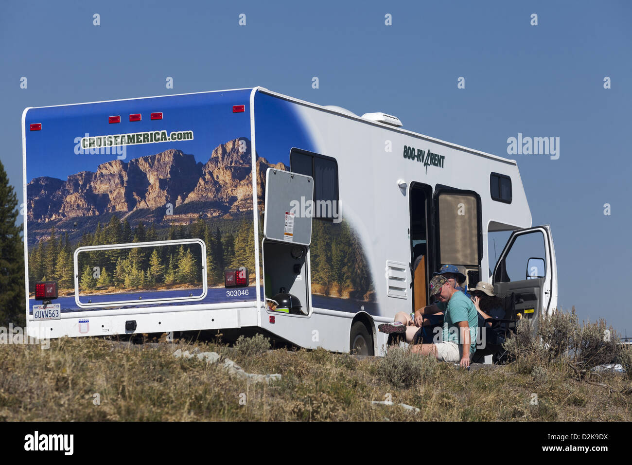 Décoré Cruise America loué motorhome avec les rv'ers se détendant à côté Véhicule à Yellowstone Wyoming, États-Unis Banque D'Images